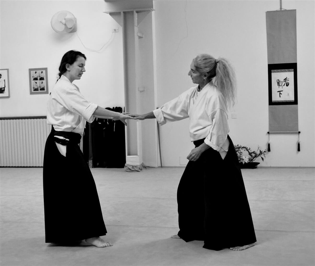 Exercice de sensation avec le contact de la main.